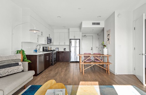 Carthay Circle Condominio | Light-Filled Sanctuary in Iconic Los Angeles