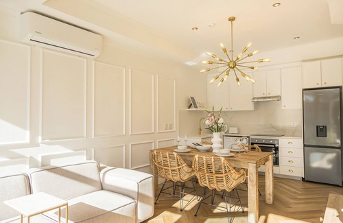 Three Anchor Bay Apartamento | Light-Filled Sea Point Apt | Pool and Coastal Stay