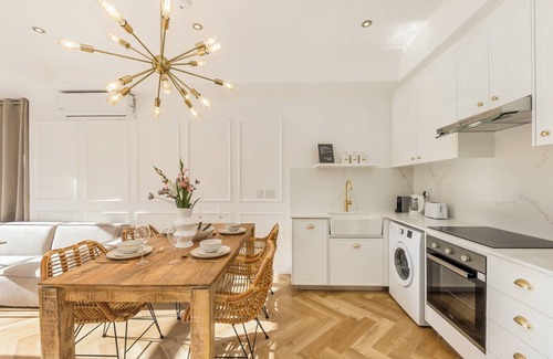 Three Anchor Bay Apartamento | Light-Filled Sea Point Apt | Pool and Coastal Stay
