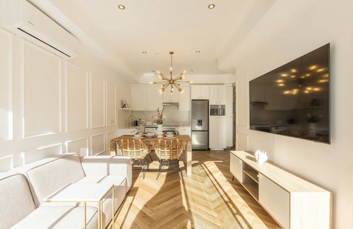 Three Anchor Bay Apartamento | Light-Filled Sea Point Apt | Pool and Coastal Stay