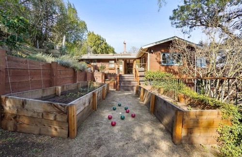 Fairfax Casa | Light filled, tree house, surrounded by nature. 7 minute walk from downtown.
