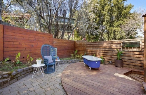 Fairfax Casa | Light filled, tree house, surrounded by nature. 7 minute walk from downtown.