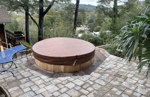 Fairfax Casa | Light filled, tree house, surrounded by nature. 7 minute walk from downtown.