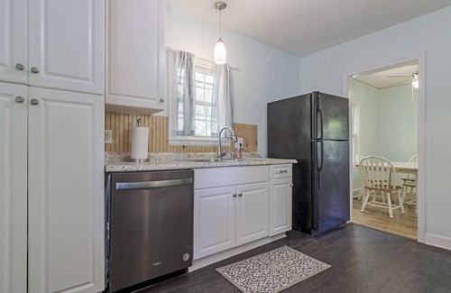 Sunset Park Casa | Light filled updated 1930s cottage in Sunset Park / 3 Bedrooms 1 Bath - Sleeps 6