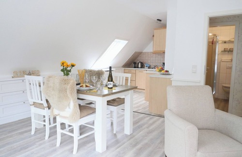Großmorsum Apartamento | Light-flooded 2-level apartment in Morsum with west-facing balcony and parking space.