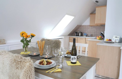 Großmorsum Apartamento | Light-flooded 2-level apartment in Morsum with west-facing balcony and parking space.