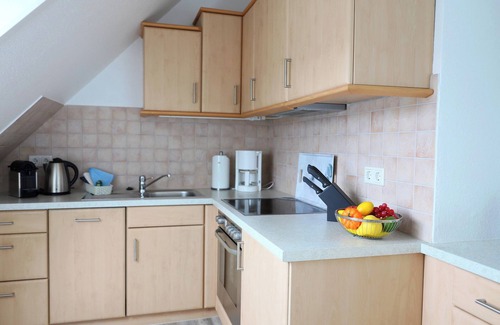 Großmorsum Apartamento | Light-flooded 2-level apartment in Morsum with west-facing balcony and parking space.