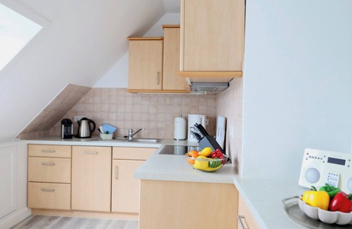 Großmorsum Apartamento | Light-flooded 2-level apartment in Morsum with west-facing balcony and parking space.
