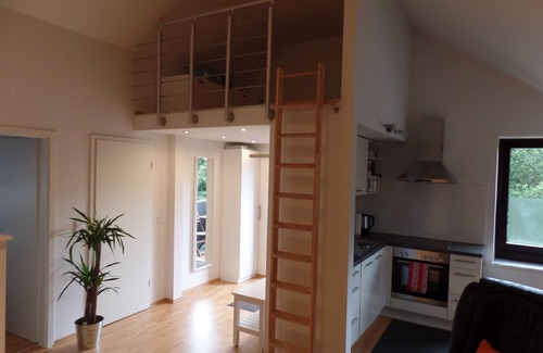 Holweide Apartamento | La luz inundó estudio del ático de Colonia m. transporte directo une z. centro de la ciudad