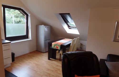 Holweide Apartamento | La luz inundó estudio del ático de Colonia m. transporte directo une z. centro de la ciudad