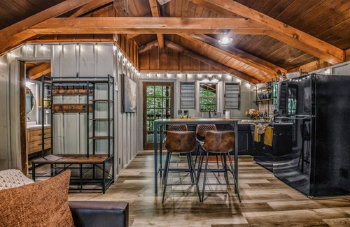 Townsend Cabina | Light'n Bug Bungalow 1 Bedroom Cabin by RedAwning