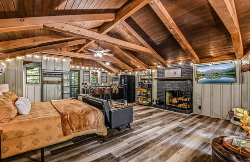Townsend Cabina | Light'n Bug Bungalow (1-Bedroom Cabin) - Pets Allowed by RedAwning