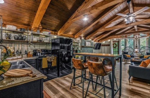 Townsend Cabina | Light'n Bug Bungalow (1-Bedroom Cabin) - Pets Allowed by RedAwning