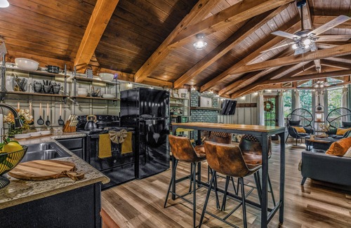 Townsend Cabina | Light'n Bug Bungalow: Pet Friendly, FREE Attraction Tickets, Hot Tub, & Firepit