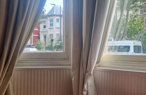 Cazenove Casa | Light & spacious two bed garden flat in Stoke Newington