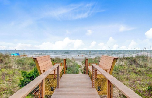 Folly Beach Casa | Lighthouse by AvantStay | Beachfront View Home w/ Pool Table & Ping Pong