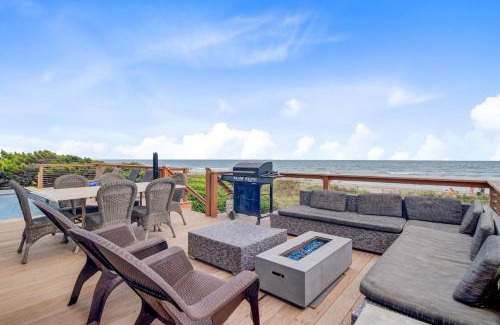 Folly Beach Casa | Lighthouse by AvantStay Beachfront View Home w Pool Table Ping Pong