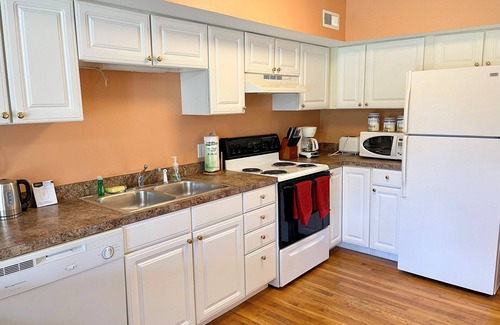 Ocracoke Condominio | Escape to 10 at Lighthouse Villas: Condominio de un dormitorio ubicado en el centro de Ocracoke Village.