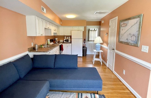 Ocracoke Condominio | Escape to 10 at Lighthouse Villas: Condominio de un dormitorio ubicado en el centro de Ocracoke Village.
