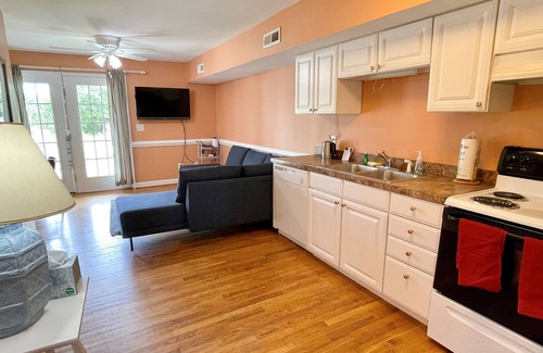 Ocracoke Condominio | Escape to 10 at Lighthouse Villas: Condominio de un dormitorio ubicado en el centro de Ocracoke Village.