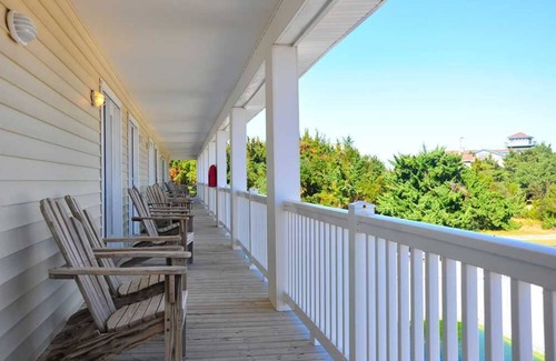Ocracoke Condominio | Escape to 10 at Lighthouse Villas: Condominio de un dormitorio ubicado en el centro de Ocracoke Village.