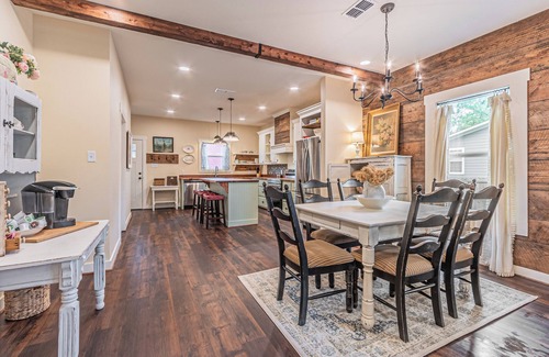 Sulphur Springs Cabaña | Lil’ Blue Cottage Near Downtown