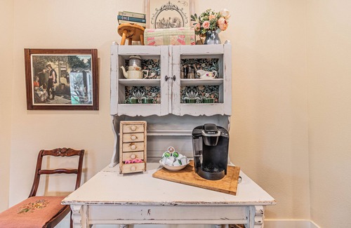 Sulphur Springs Cabaña | Lil’ Blue Cottage Near Downtown