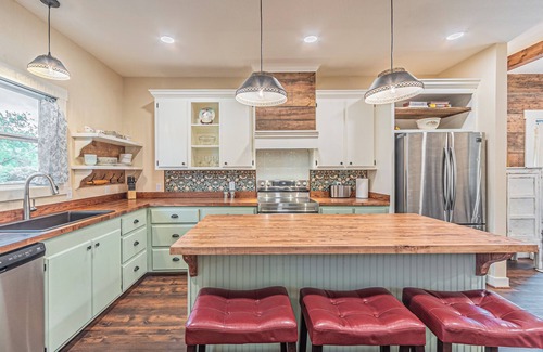 Sulphur Springs Cabaña | Lil’ Blue Cottage Near Downtown
