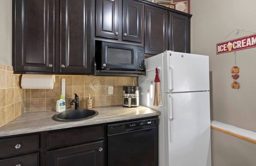 Colorado Springs Casa | Lil’ Breezy, 10 guests, Pickleball, Movie Theater