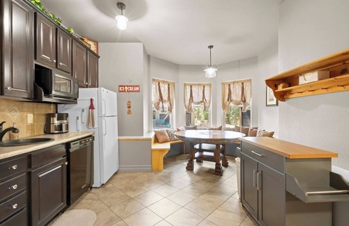 Colorado Springs Casa | Lil’ Breezy, 10 guests, Pickleball, Movie Theater