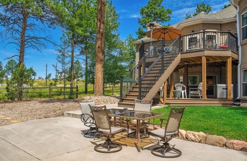Colorado Springs Casa | Lil’ Breezy, 10 guests, Pickleball, Movie Theater