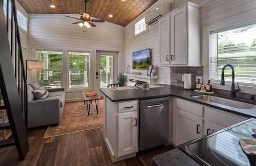 Sevierville Cabaña | Lil Lake House! Modern Tiny Home!