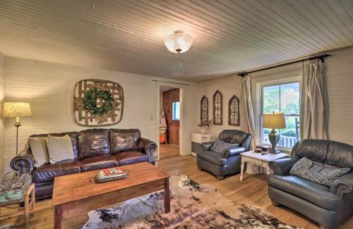 West Jefferson Casa | Lil Red Hen Cottage in the Boone Area with Hot Tub