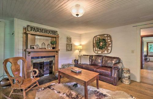 West Jefferson Casa | Lil Red Hen Cottage in the Boone Area with Hot Tub