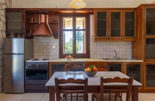 Evreti Villa | Casa de Piedra Liladi Villa con piscina privada.