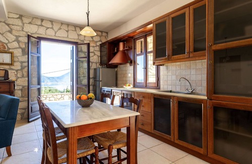Evreti Villa | Casa de Piedra Liladi Villa con piscina privada.