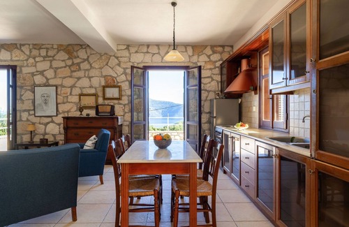 Evreti Villa | Casa de Piedra Liladi Villa con piscina privada.
