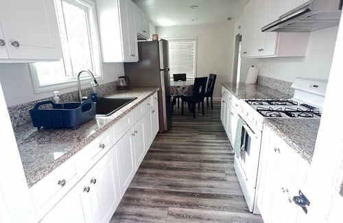 Old Town Apartamento | LiLBettys 1-bedroom apartment in serene Torrance with AC, WiFi