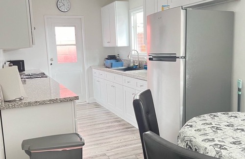 Old Town Apartamento | LiLBettys 1-bedroom apartment in serene Torrance with AC, WiFi