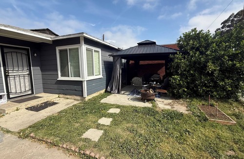 Old Town Apartamento | LiLBettys 1-bedroom apartment in serene Torrance with AC, WiFi