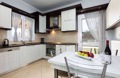 Dafni Villa | Lilium Villa! Total privacidad, jacuzzi al aire libre, cerca de la playa y tiendas!