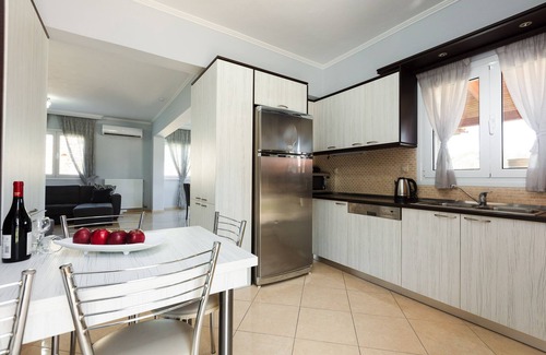 Dafni Villa | Lilium Villa! Total privacidad, jacuzzi al aire libre, cerca de la playa y tiendas!