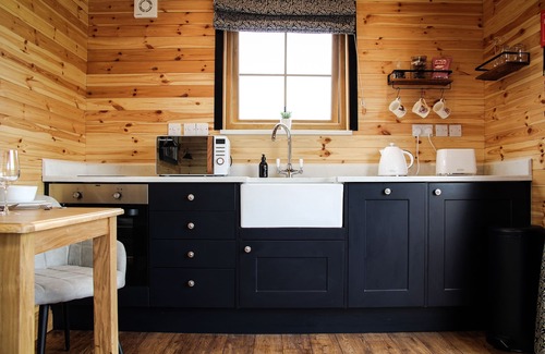 St Harmon Cabina | Lily - a shepherds hut that sleeps 3 guests in 1 bedroom