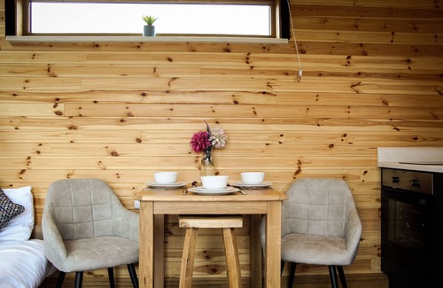 St Harmon Cabina | Lily - a shepherds hut that sleeps 3 guests in 1 bedroom