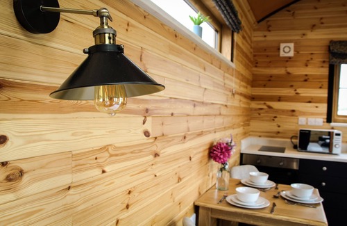 St Harmon Cabina | Lily - a shepherds hut that sleeps 3 guests in 1 bedroom