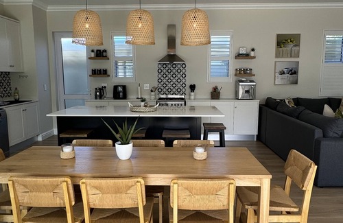 Alphen Cabaña | Lime Tree CottagenDesigner 3 Bedroom Cottage in Constantia with a splash-pool