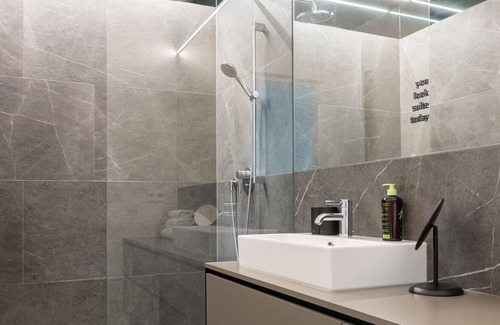 Innere Stadt Apartamento | limehome Linz Schillerstr | Suite M with sofa bed