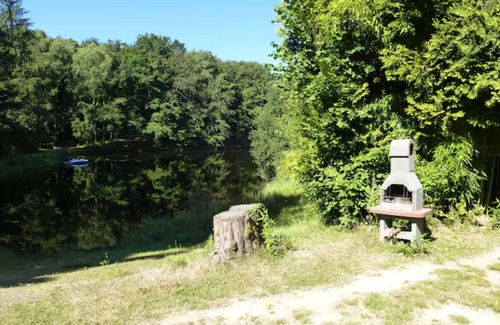 Bonnac-la-Cote Cabina | Limousin cabin by the pond