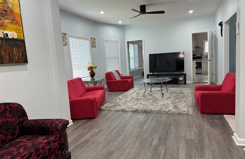 North Chicago Casa | Lincoln Ave Home By Naval Base!
