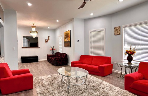 North Chicago Casa | Lincoln Ave Home By Naval Base!